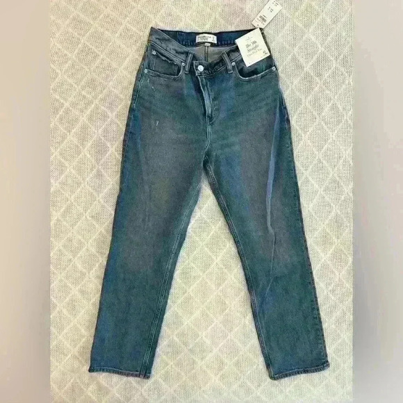 Abercrombie & Fitch Women’s Curve Love Ultra High Rise 90’s Straight. 27/4 Short - Picture 6 of 9